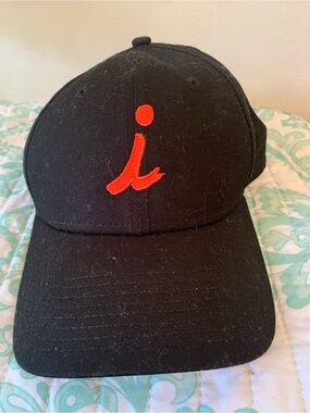 Adjustable black hat with Red “i” In Cursive New Era 9Forty Ingles